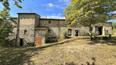 Country home for sale in Tuscany Italy